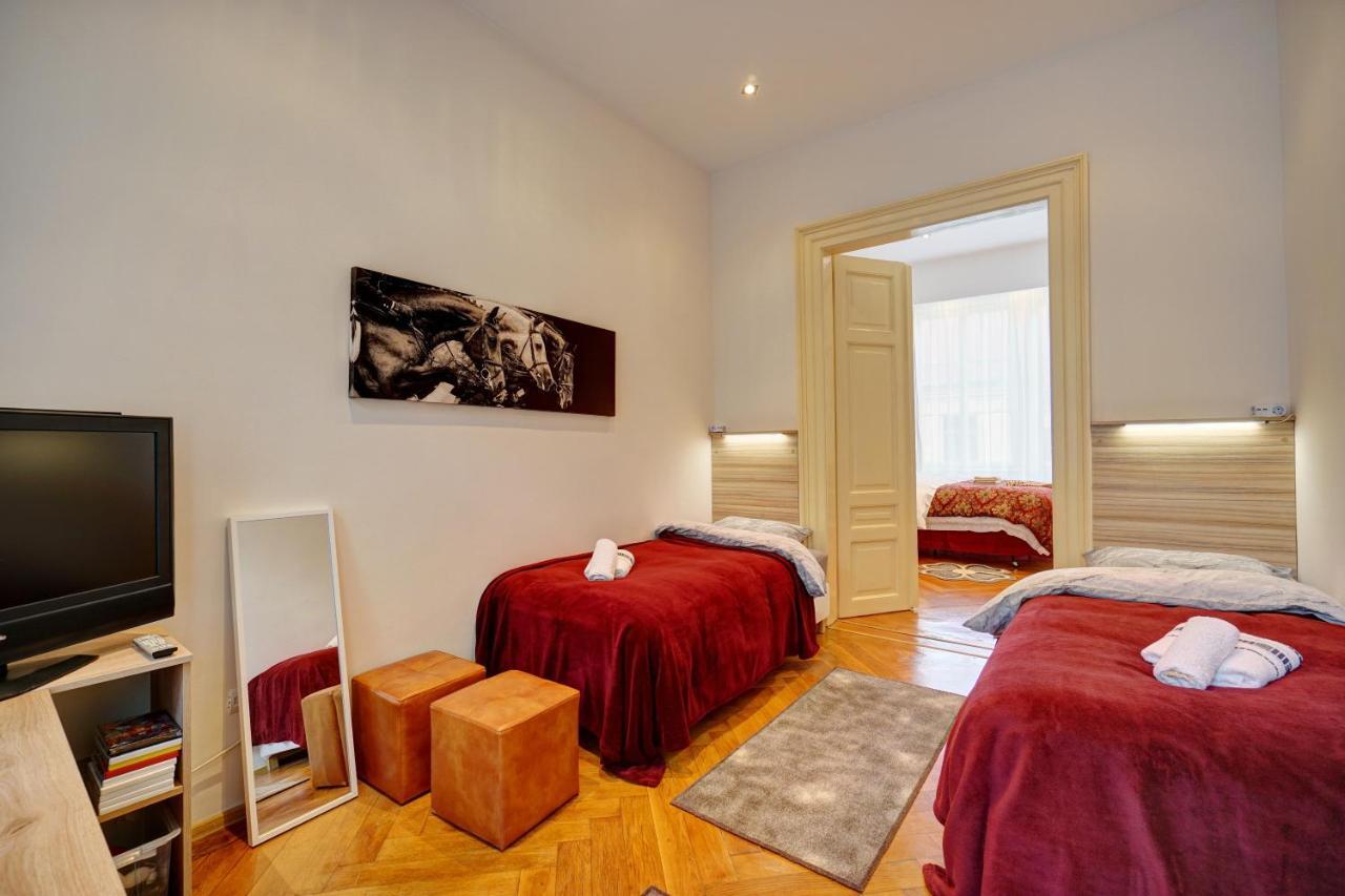 Casa De Vis, Brasov Old City Centre Apartment Luaran gambar